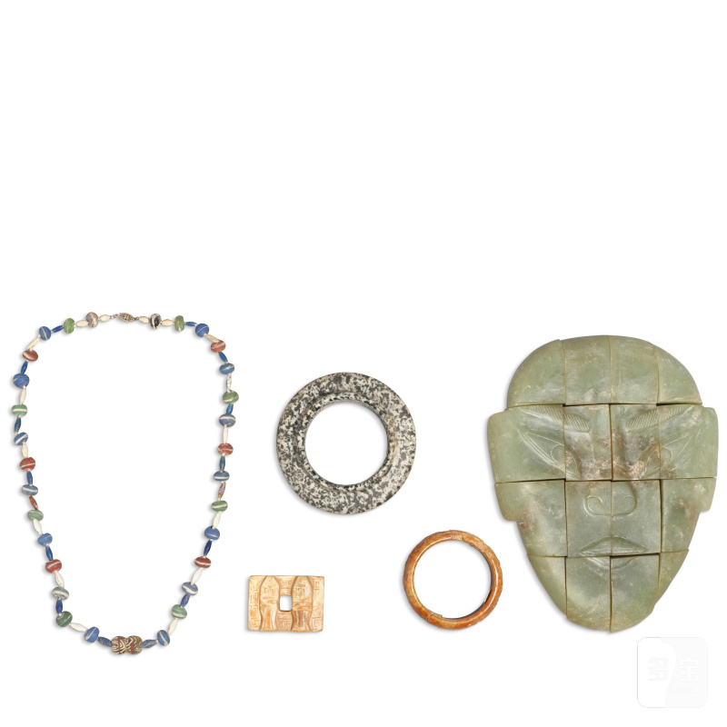 二十世紀 仿古玉石雕飾四件 暨 琉璃珠串項鏈一件 | A GROUP OF ARCHAIC-STYLE JADE AND HARDSTONE CARVINGS AND A GLASS-BEAD NECKLACE